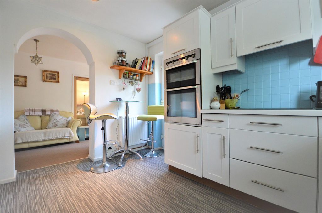 Property photo 3 of 11 Kitchen