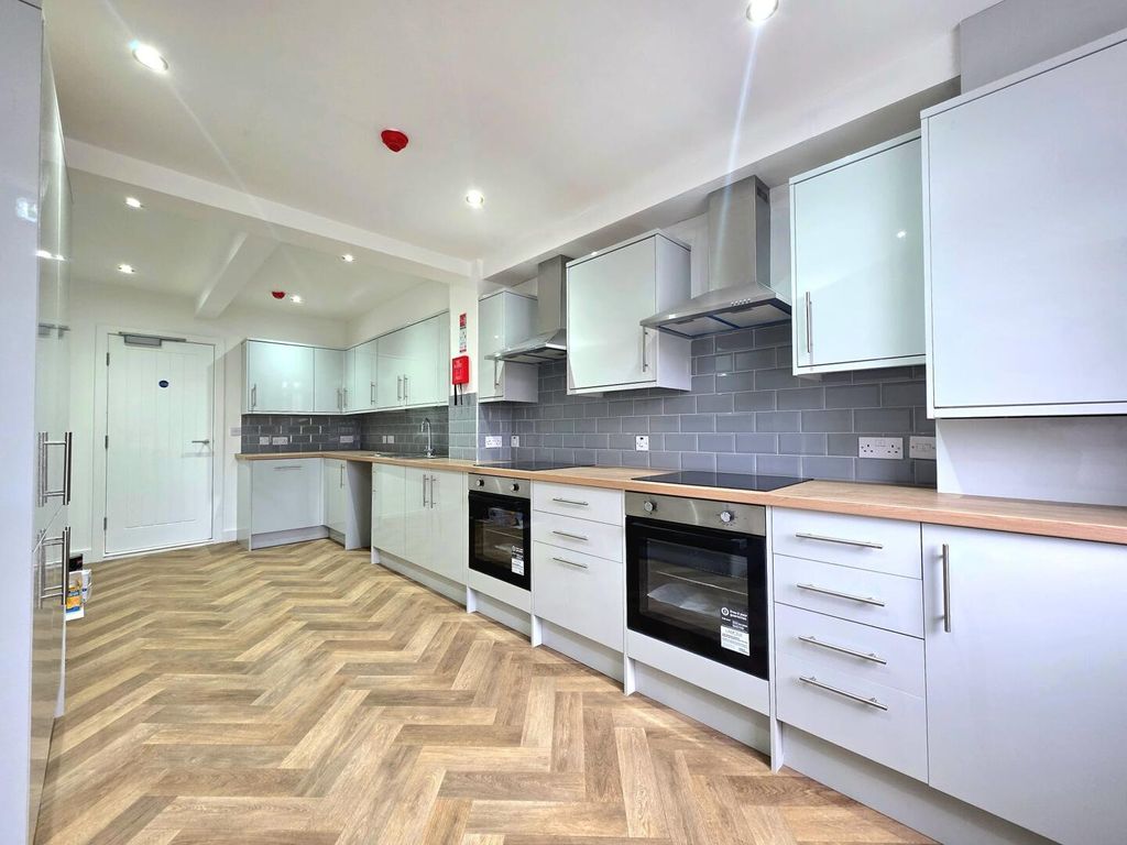 Property photo 3 of 11 Kitchen