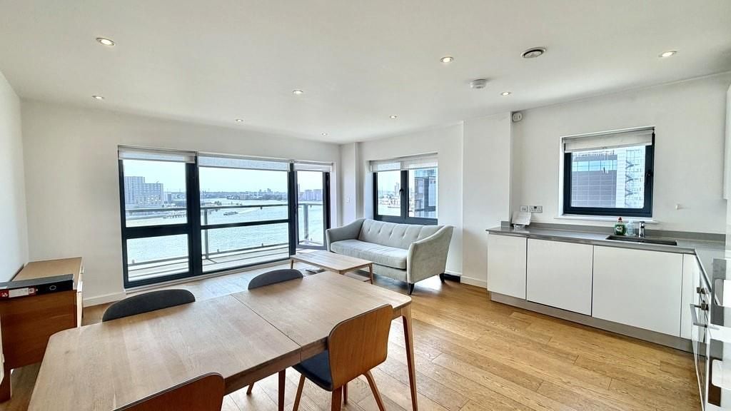 Property photo 2 of 11 Two Bedrooms For Sale Near Canary Wharf