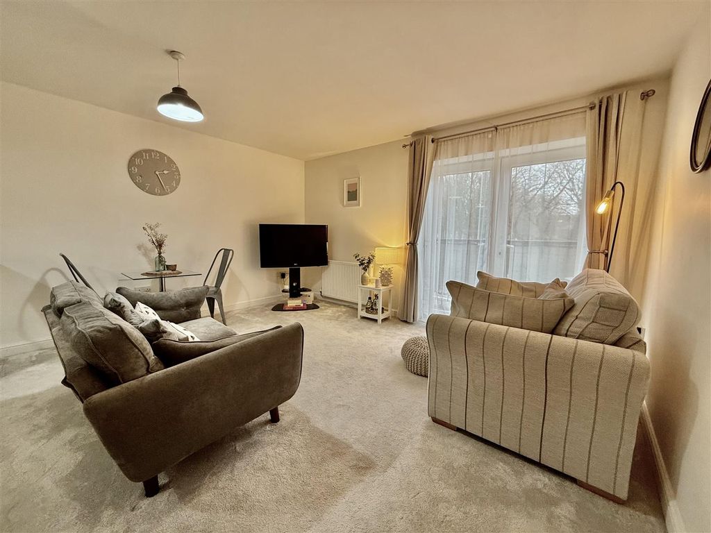 Property photo 2 of 13 Lounge