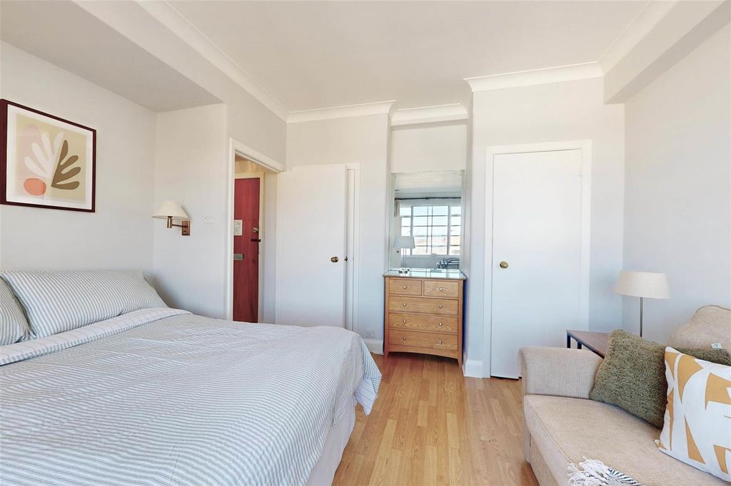 Property photo 2 of 10 Studio Room