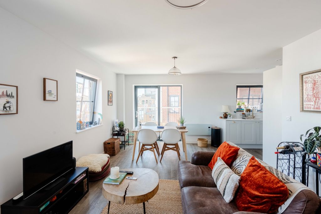 Property photo 1 of 17 4