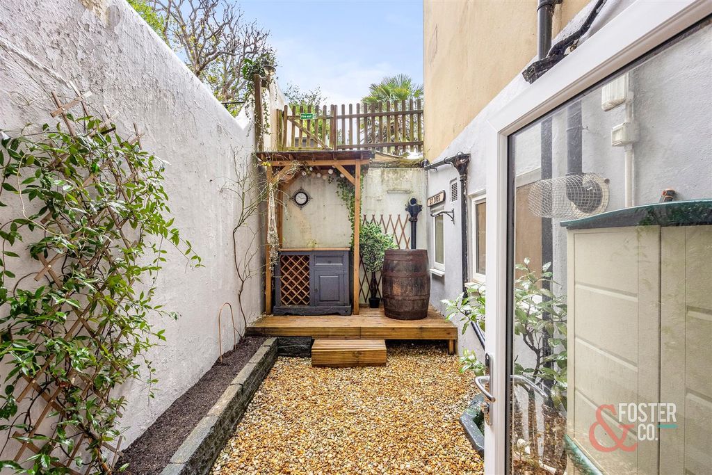 Property photo 2 of 18 York Road, 34, Lgff-011.Jpg