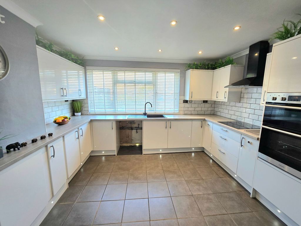 Property photo 3 of 28 Kitchen/Diner