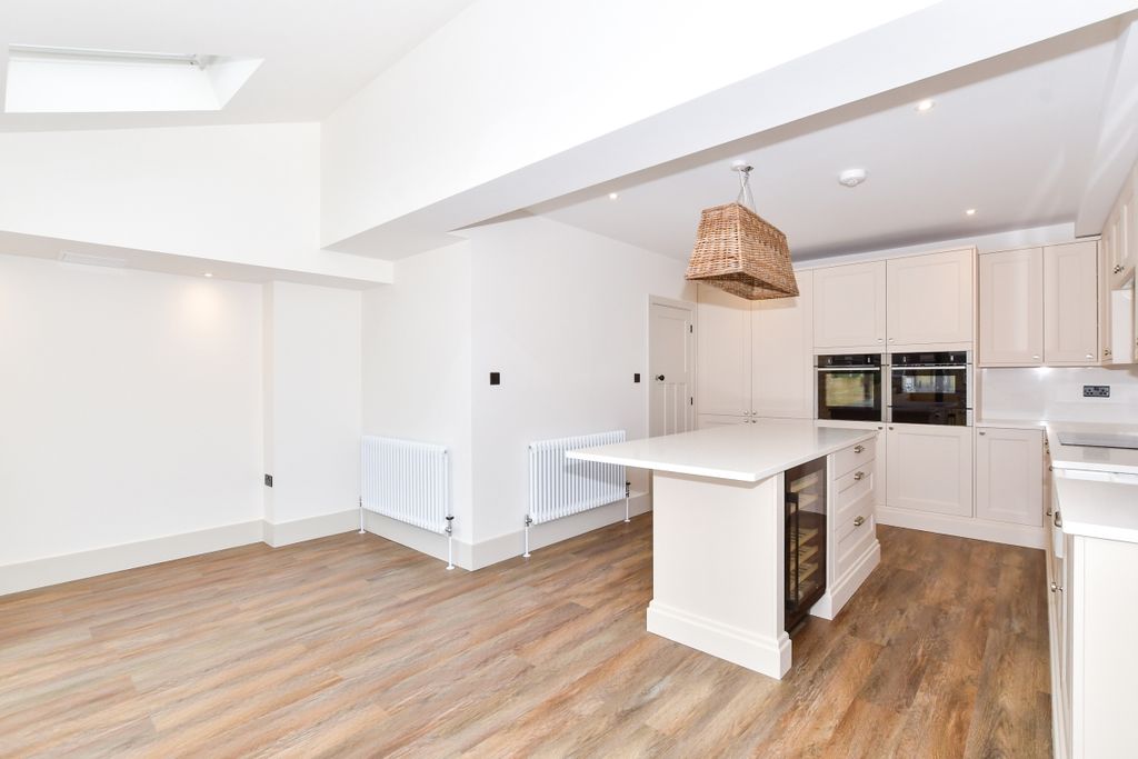 Property photo 2 of 9 Kitchen/Dining Room