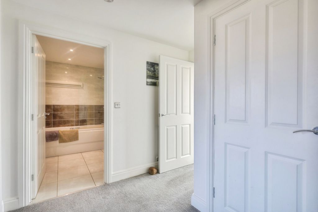 Property photo 3 of 17 Entrance Hall