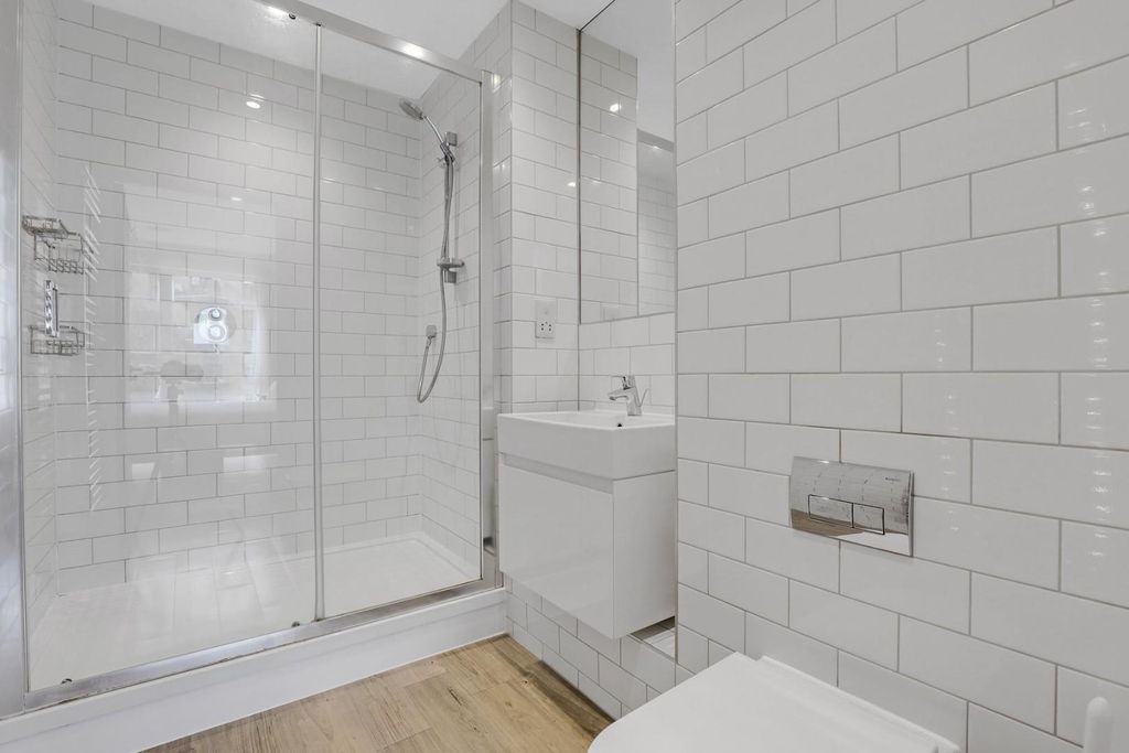 Property photo 3 of 15 12-0B67Jhpropworld - Flat 5, 7 Station Approach -