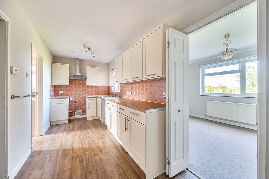 Property photo 3 of 10 Kitchen