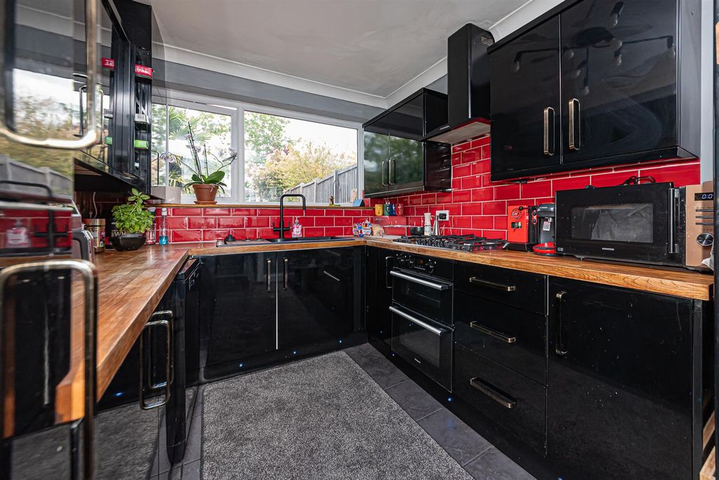 Property photo 2 of 16 18 Park Road (8).Jpg