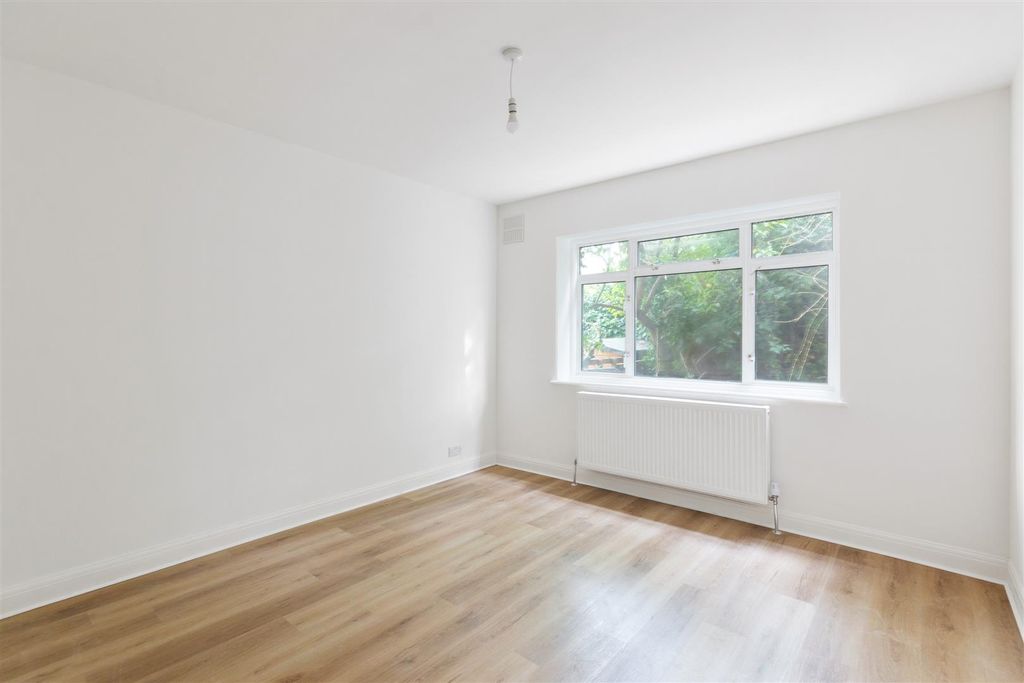 Property photo 3 of 10 Bedroom