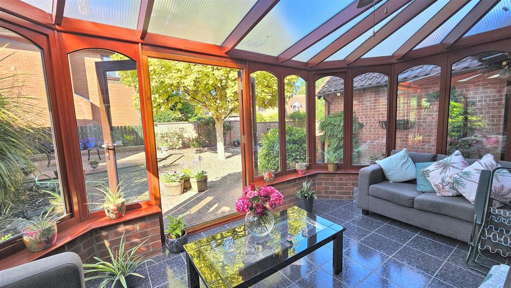 Property photo 2 of 17 Conservatory