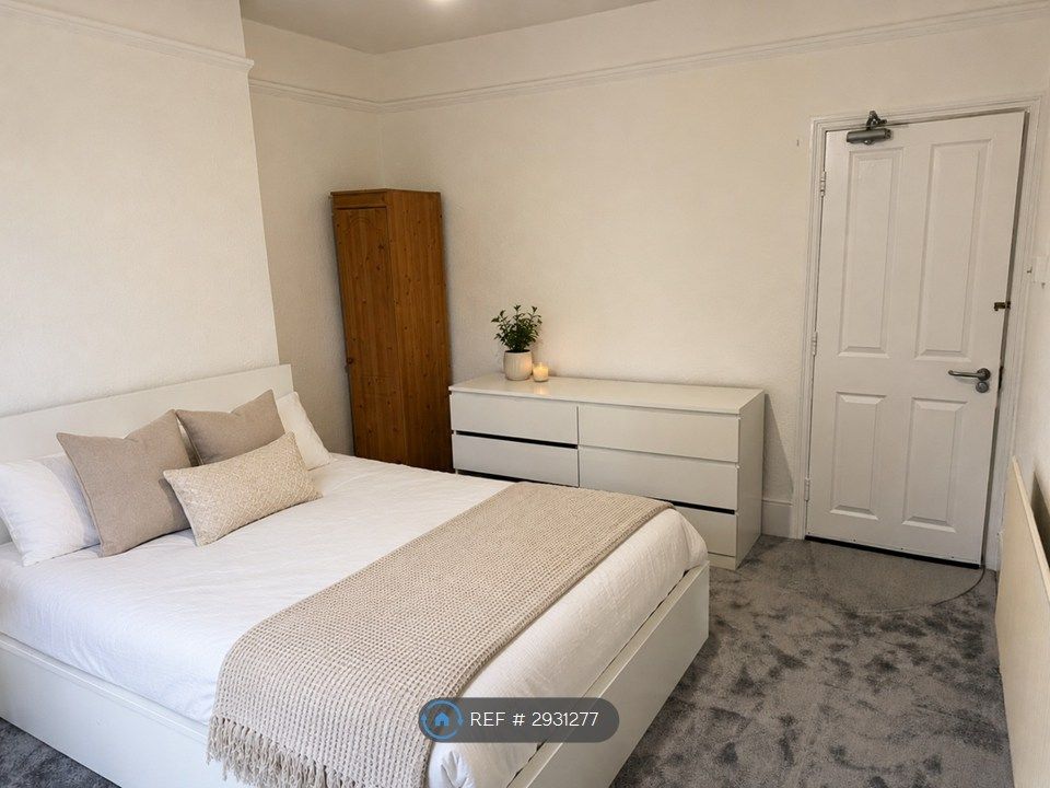 Property photo 3 of 12 Room 3