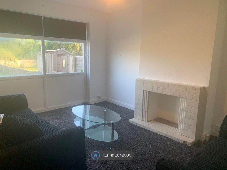 Property photo 3 of 8 Large And Airy Living Area