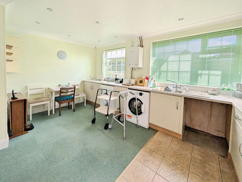 Property photo 3 of 11 Kitchen