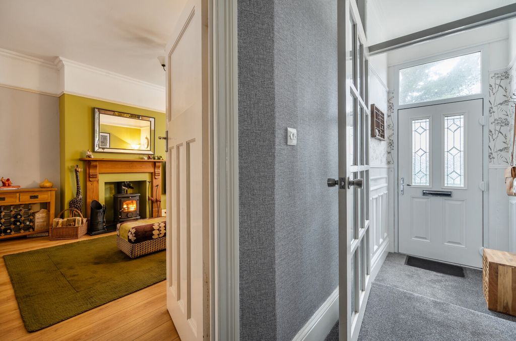 Property photo 3 of 21 1408832-10-698B5d...