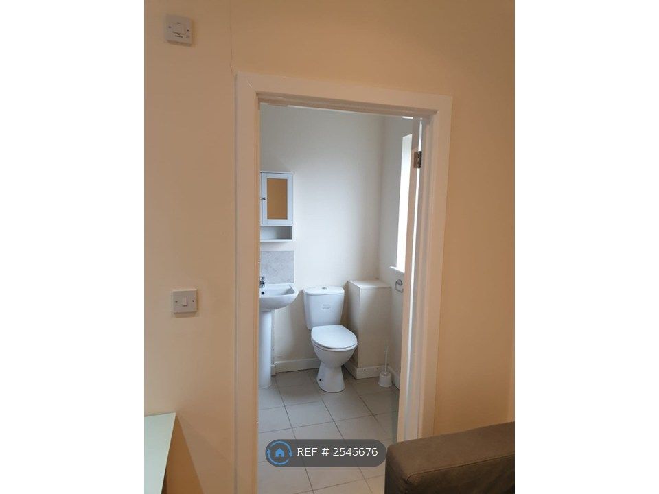 Property photo 3 of 29 Apt 4 Bathroom