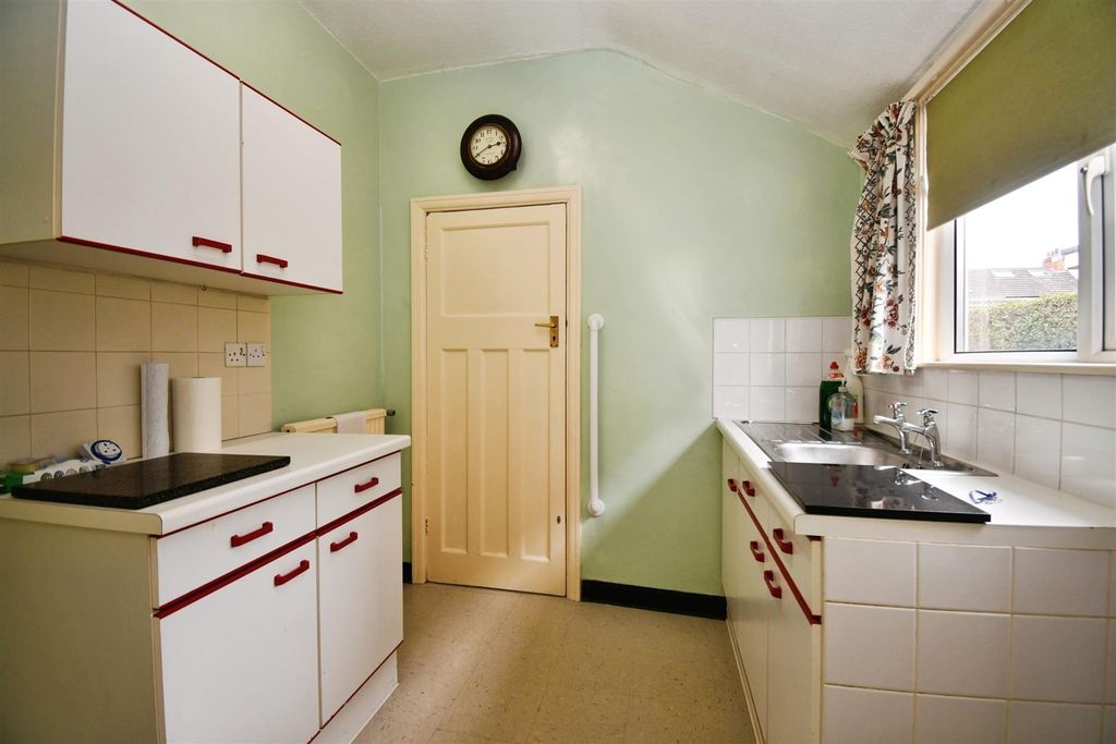 Property photo 3 of 16 E9866998-30 2C 20Woldcarr 20Road 20Hull 2C 20Hu3 2