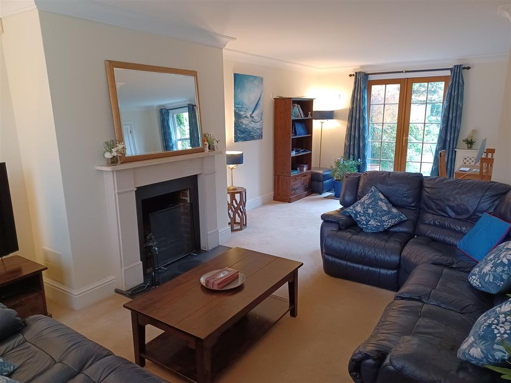 Property photo 3 of 11 Sitting Area