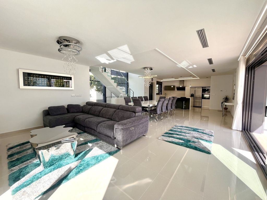 Property photo 2 of 45