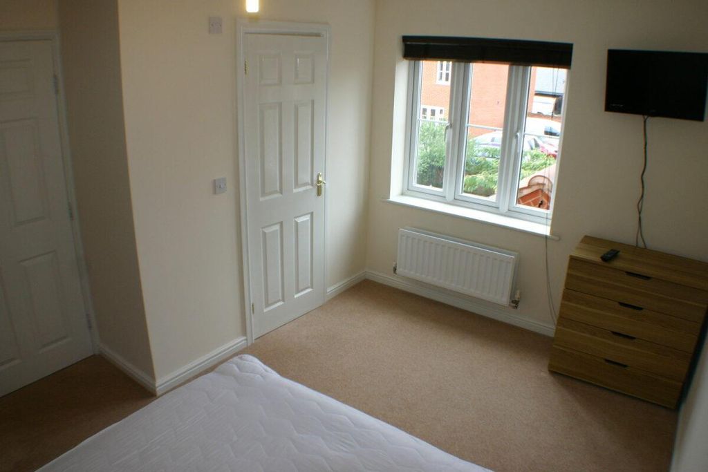 Property photo 3 of 6 Bedroom 5 HMO Aylesbury.Jpeg