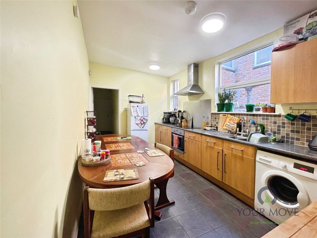 Property photo 3 of 12 Kitchen