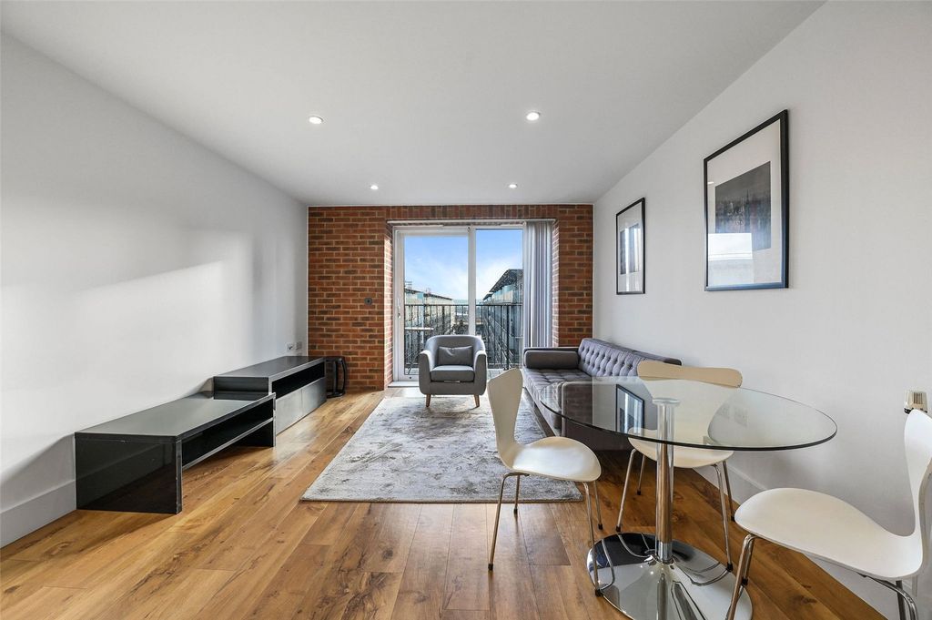 Property photo 3 of 17 Reception