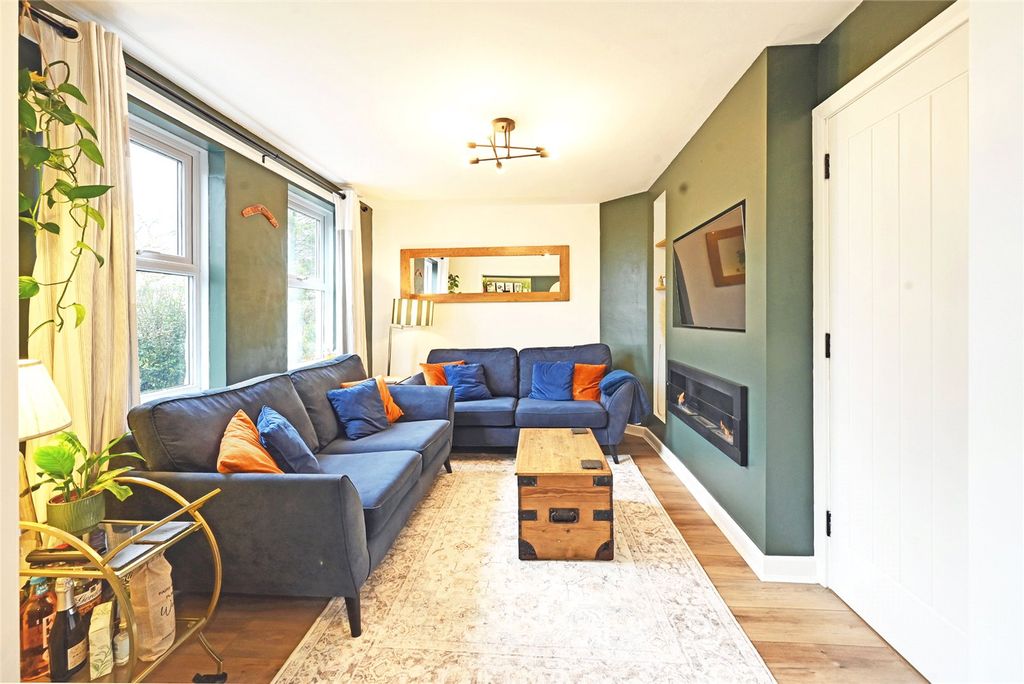 Property photo 2 of 22 Lounge