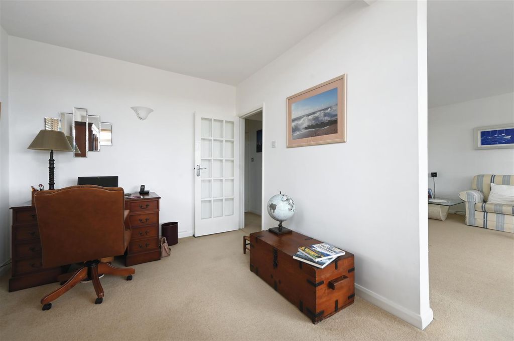 Property photo 3 of 42 8 South Cliff - Tn393El (21).Jpg