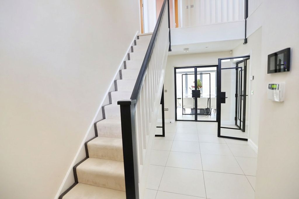 Property photo 2 of 35