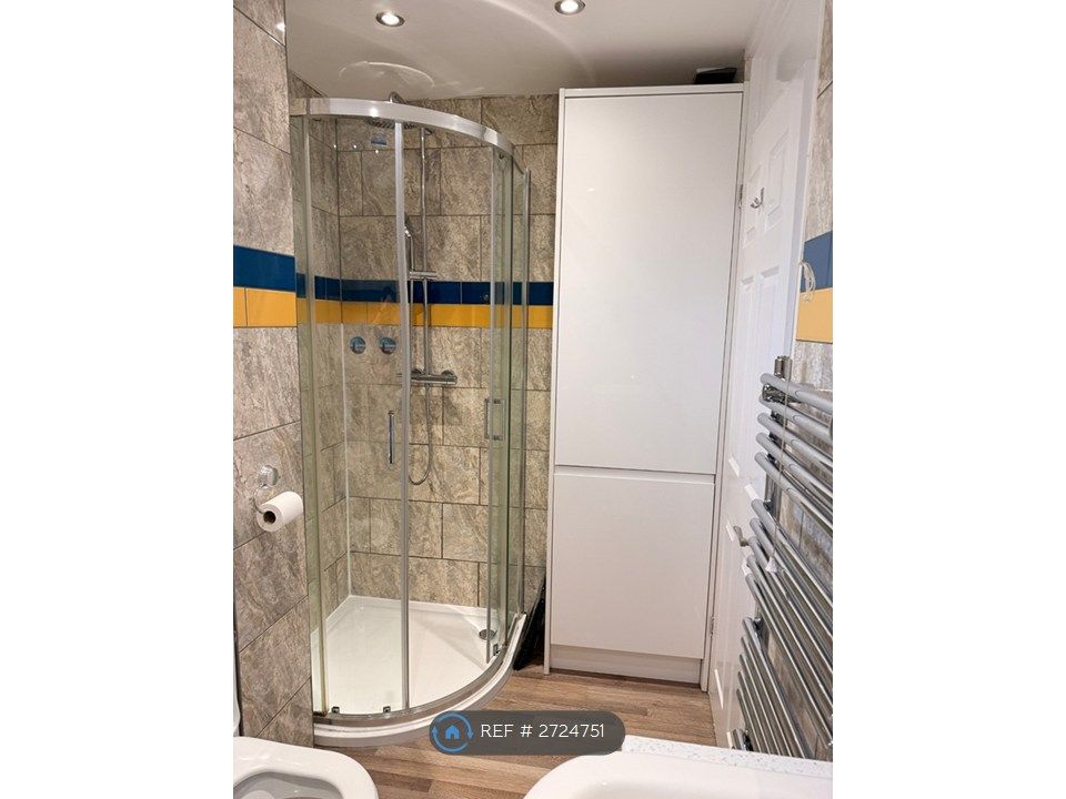 Property photo 2 of 17 Bathroom