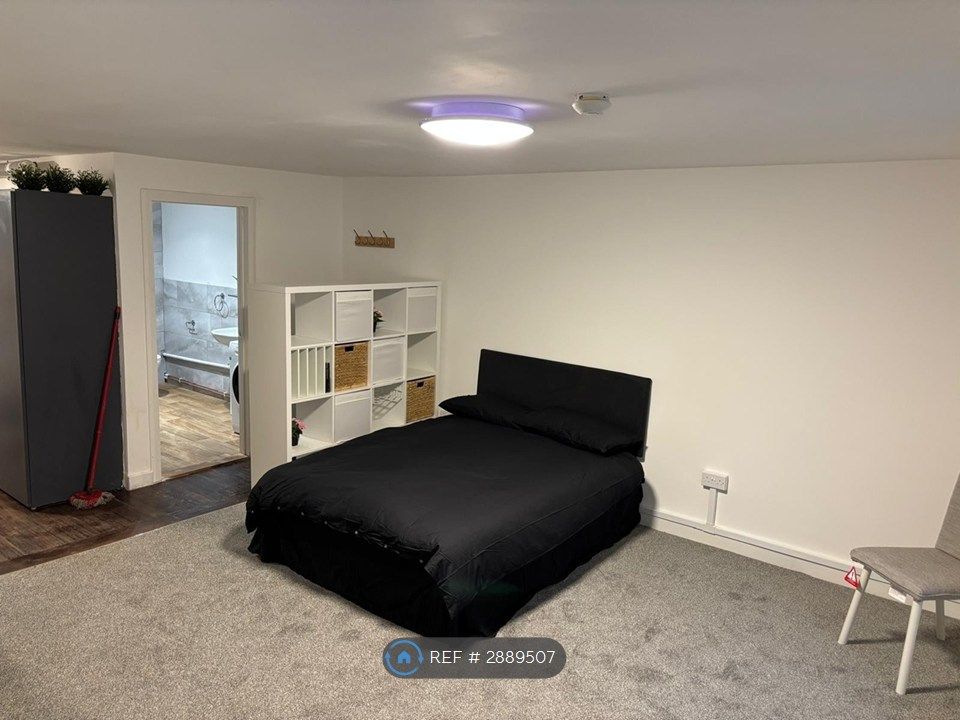 Property photo 1 of 9 Studio Living Area 2