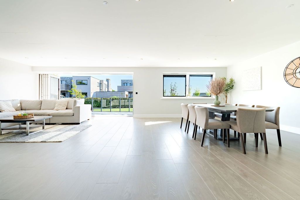 Property photo 2 of 33