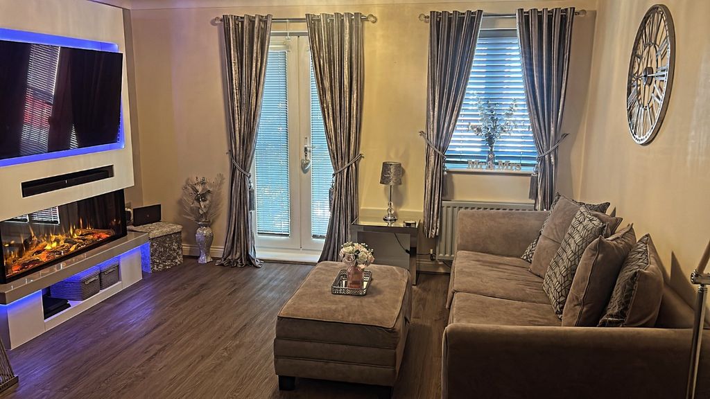Property photo 3 of 11 Lounge Area