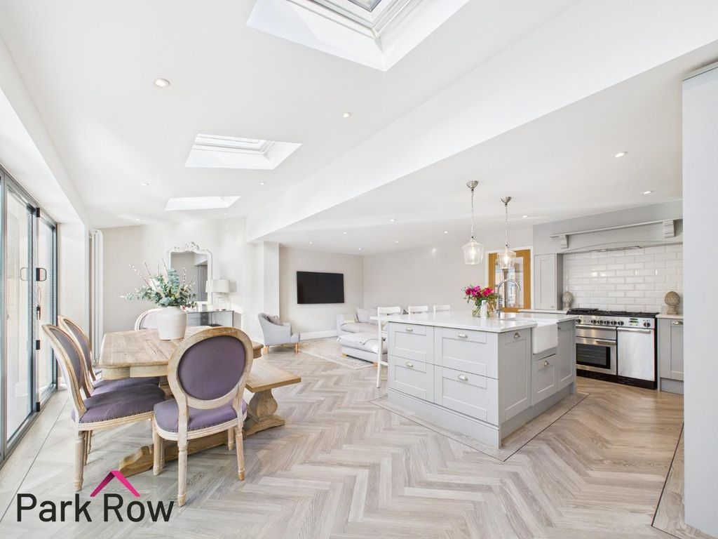 Property photo 3 of 32