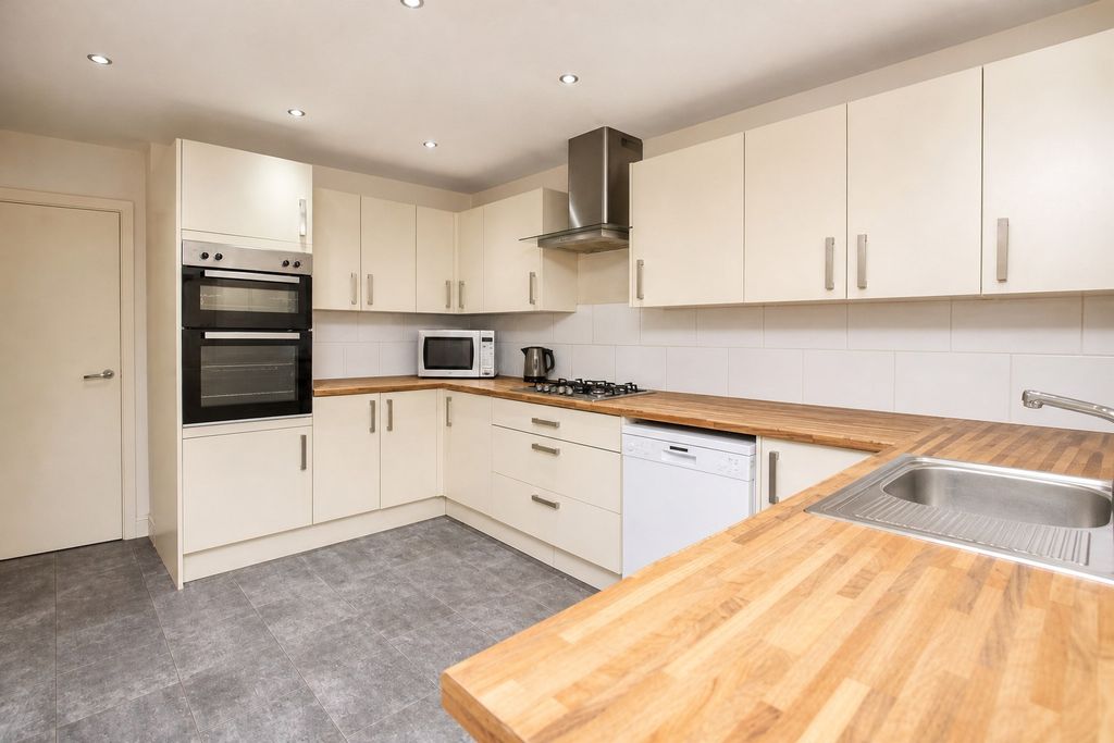 Property photo 3 of 14 Approach