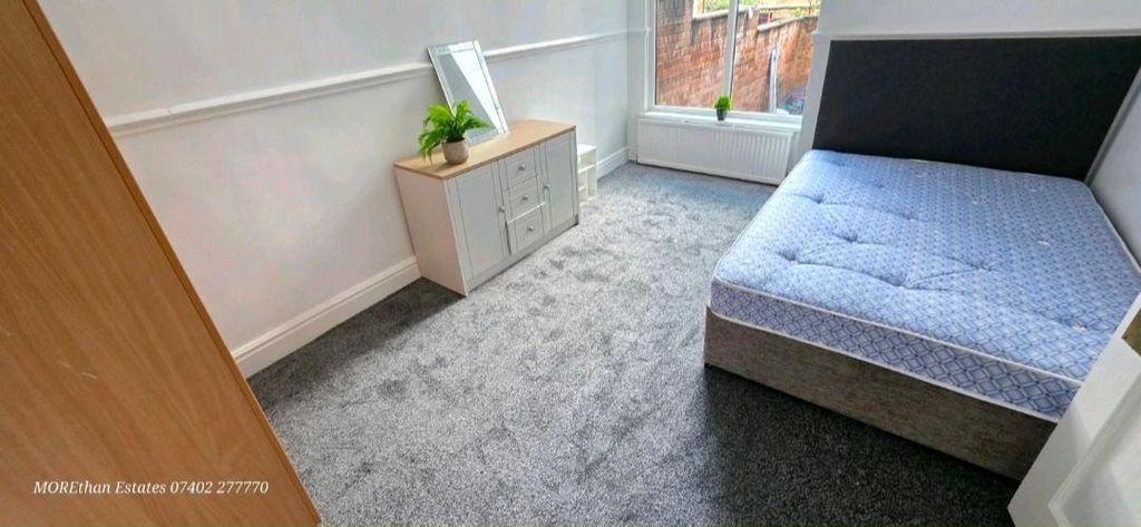 Property photo 2 of 8 Bright Double Bedroom With Modern Grey Carpet...