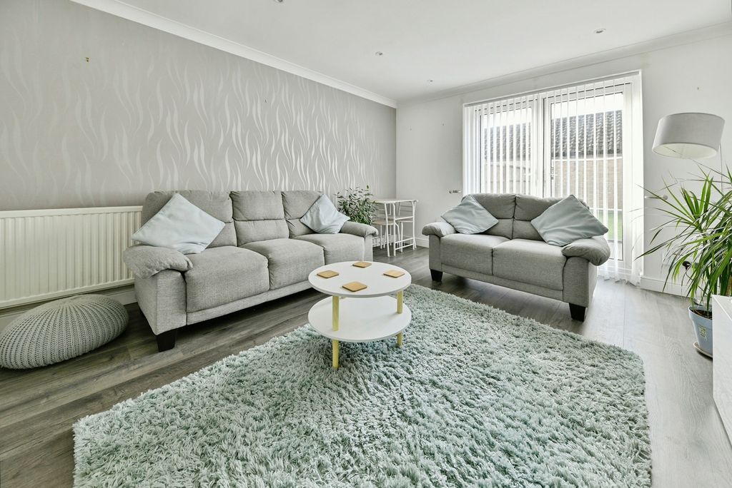 Property photo 2 of 17 Lounge