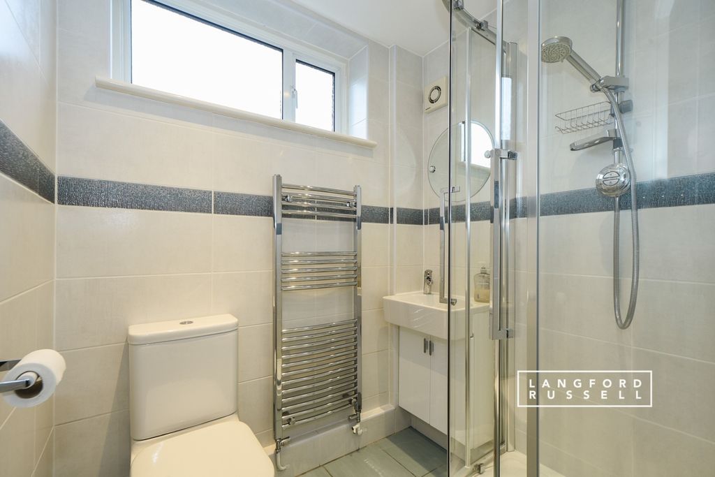 Property photo 3 of 10 Bathroom