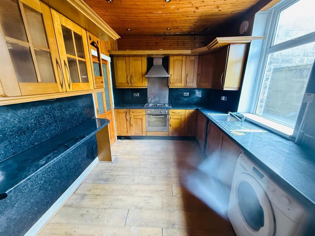 Property photo 3 of 8 Kitchen