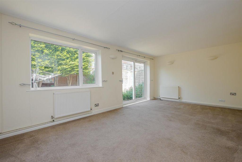 Property photo 3 of 10 Lounge