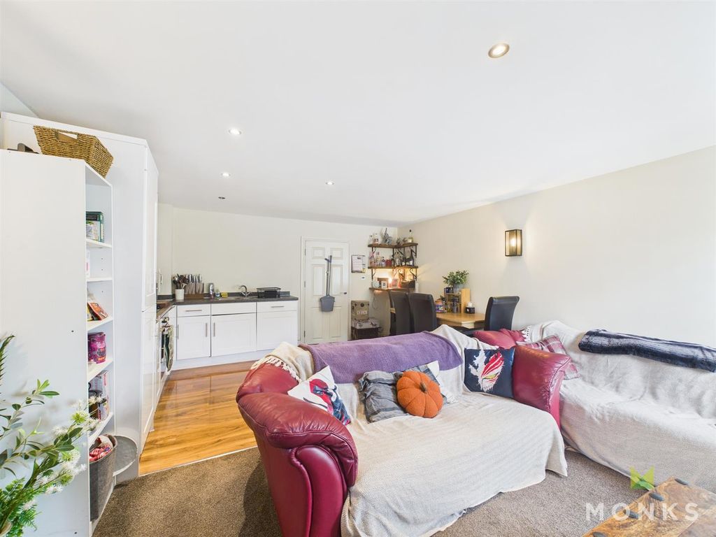 Property photo 3 of 10 Cam01520G0-Pr0255-Still005.Jpg