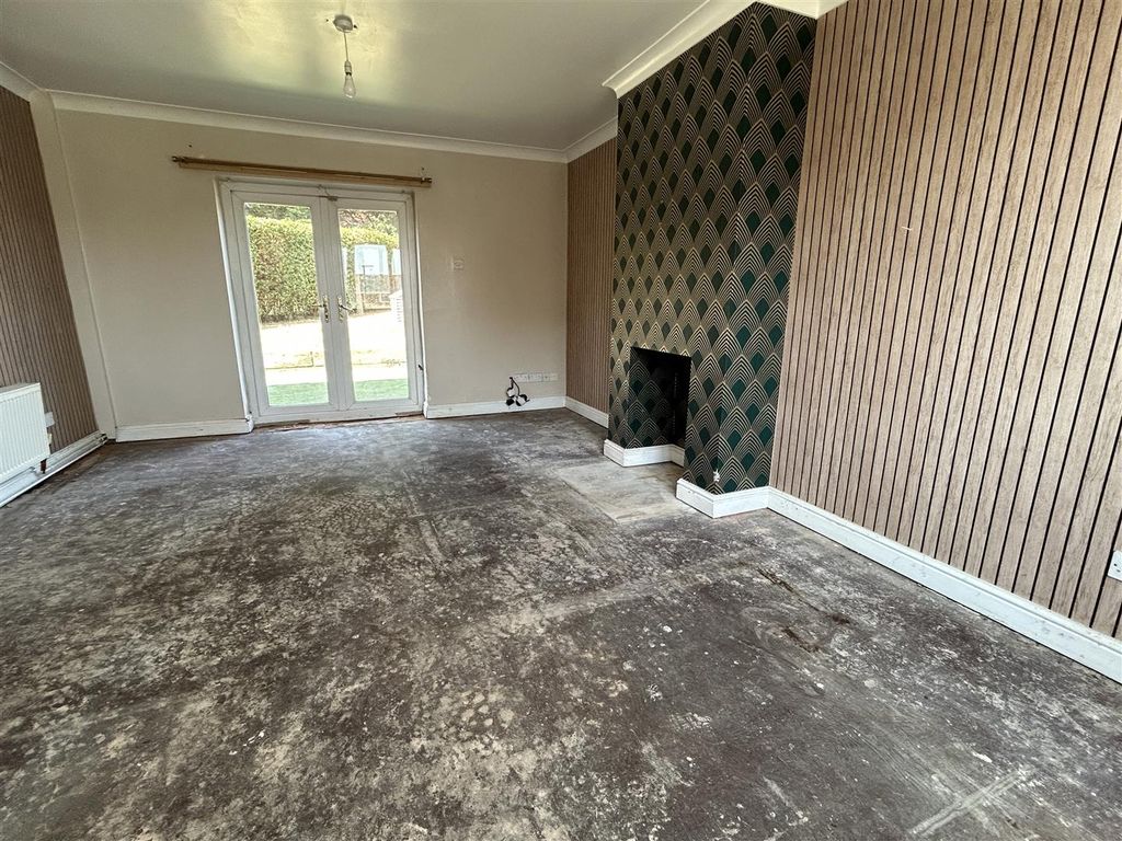 Property photo 3 of 12 Lounge