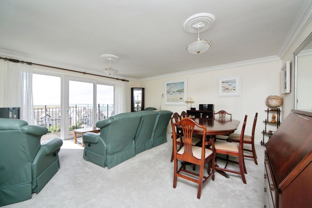 Property photo 3 of 17 Living Room