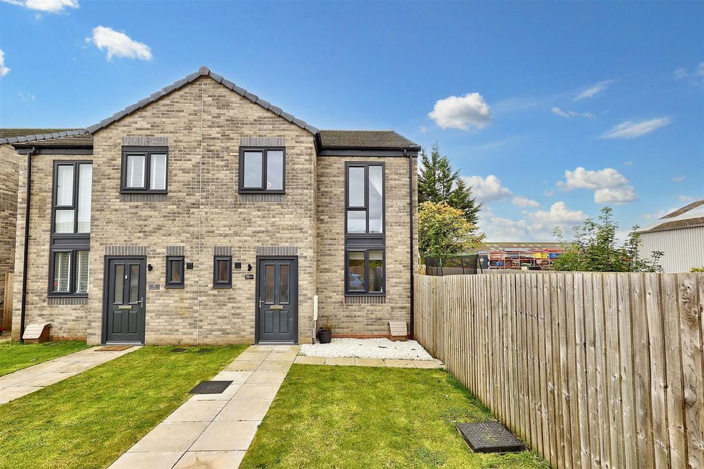 Property photo 1 of 28 18 Dunlin Close