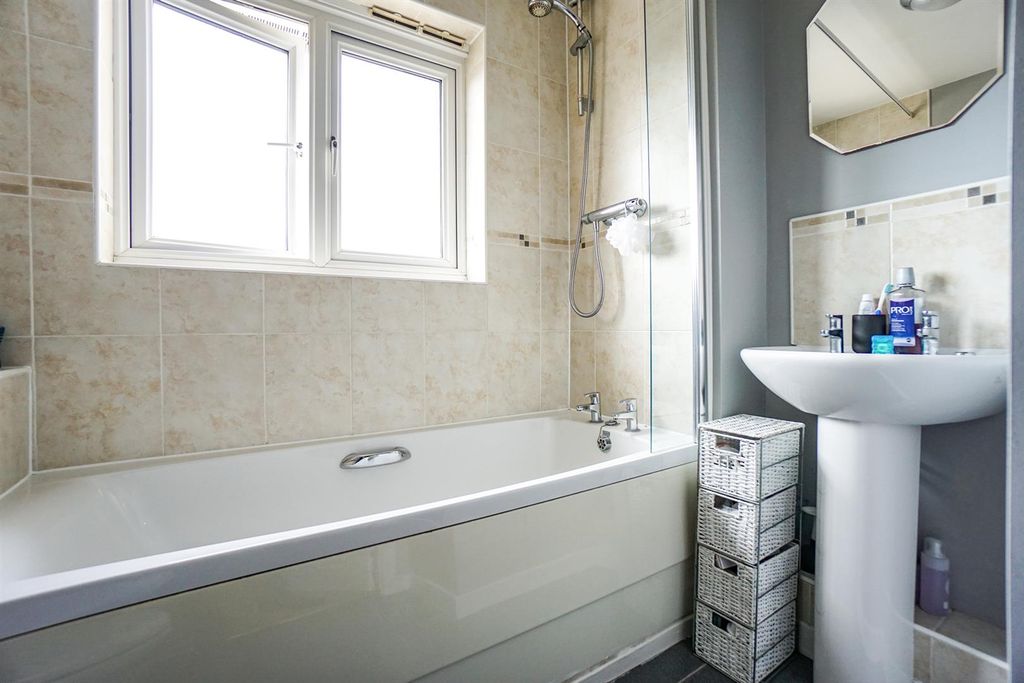 Property photo 2 of 10 Bathroom