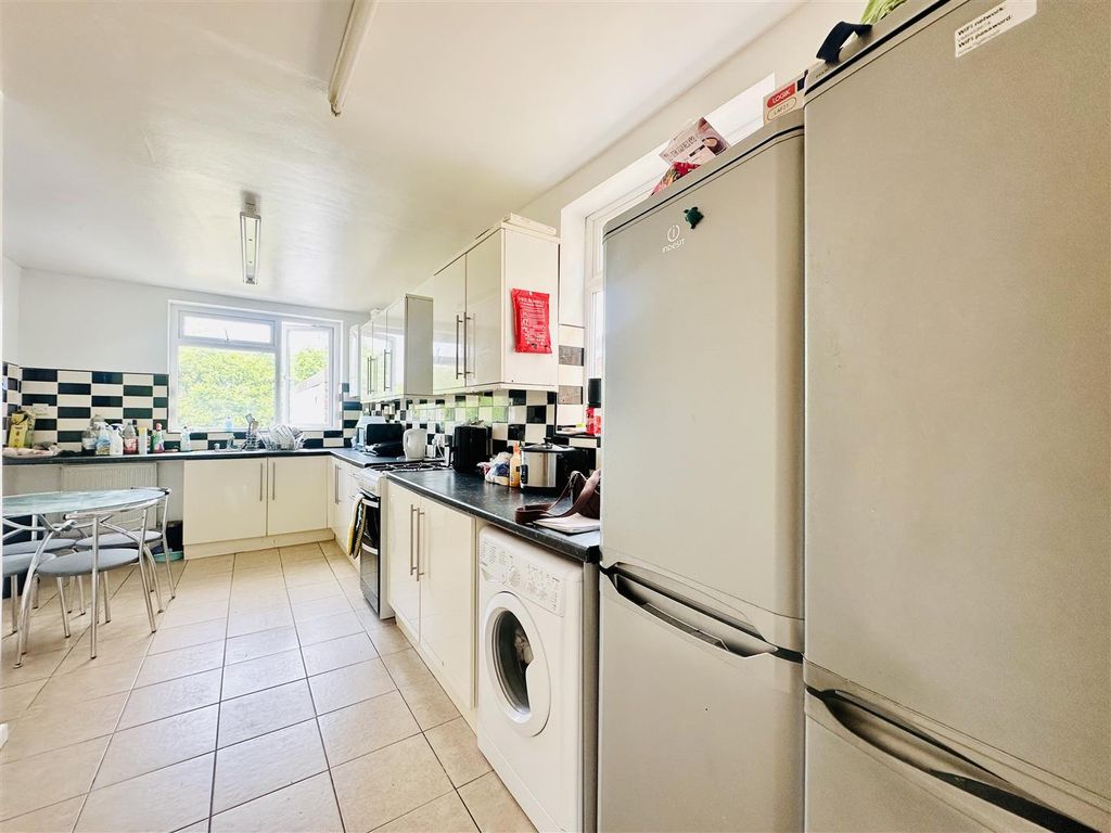 Property photo 2 of 10 Kitchen