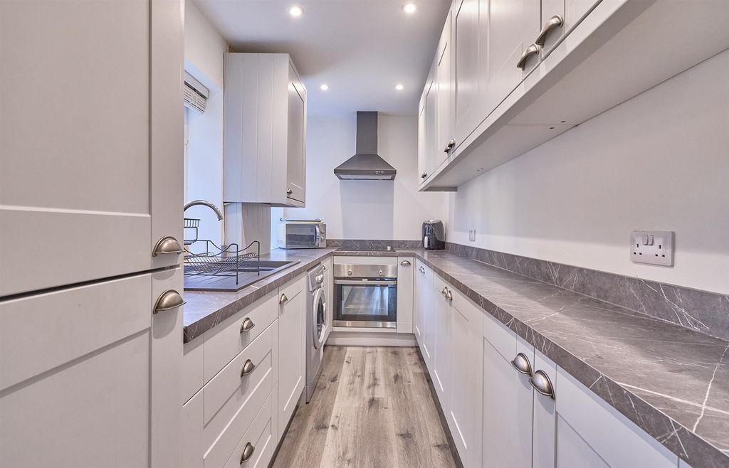 Property photo 2 of 11 Kitchen