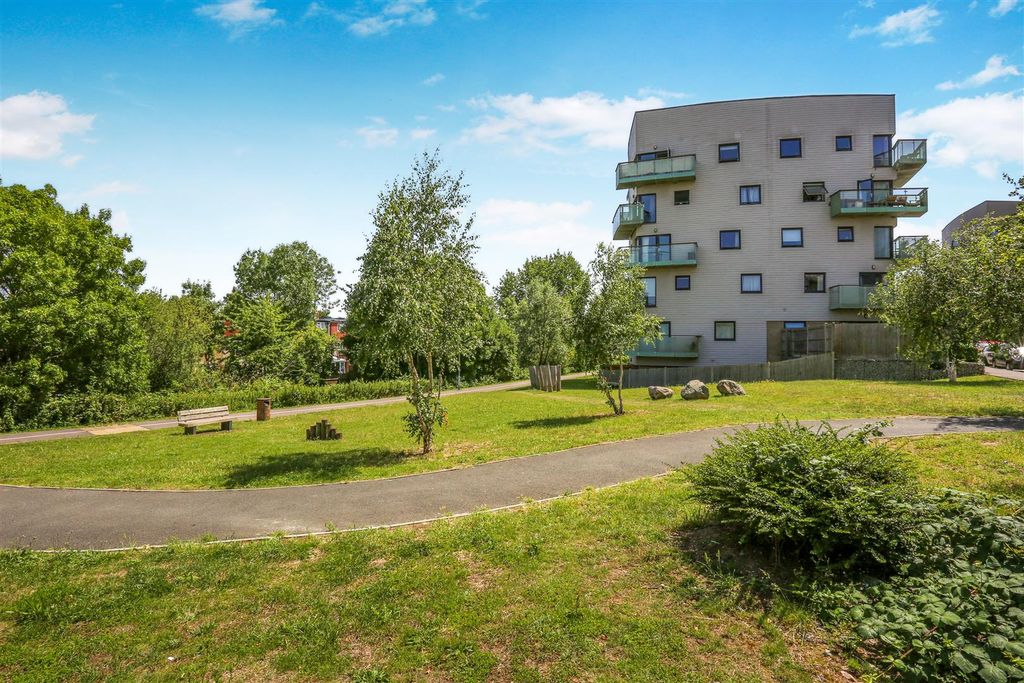 Property photo 1 of 17 1724004792 - 76, Otter Drive Carshalton, Sm5 - 1.J