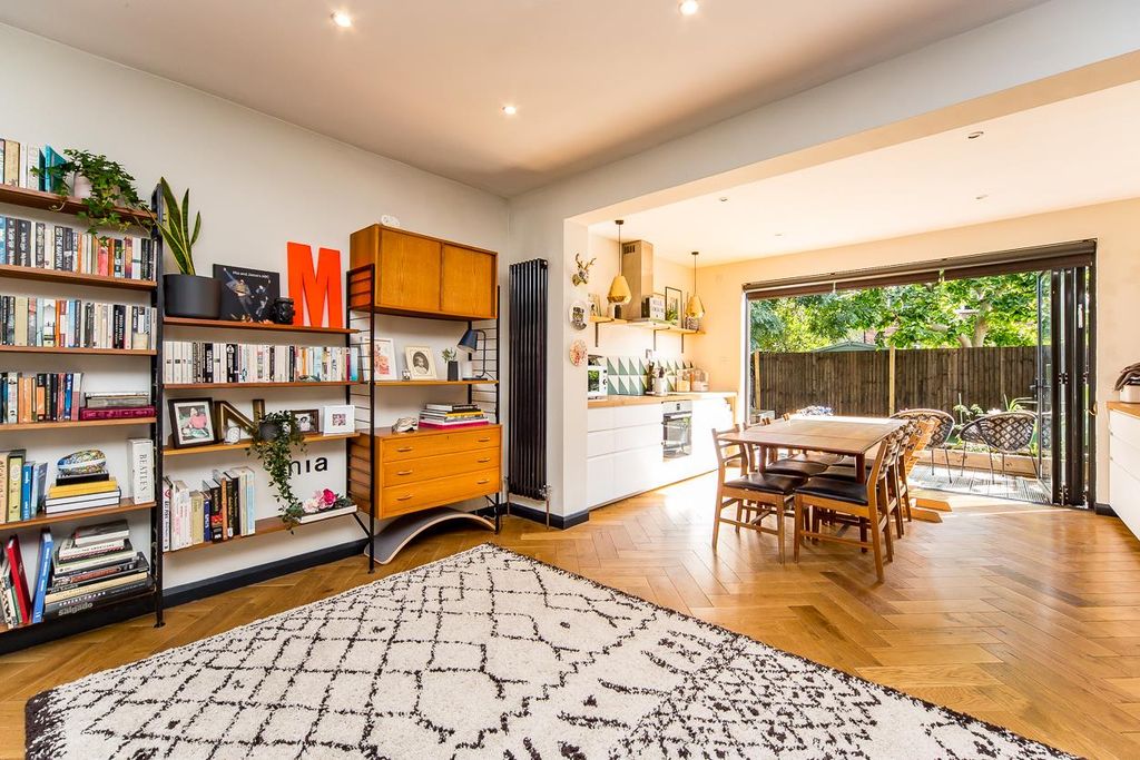 Property photo 3 of 30 Elphinstone Road, E17