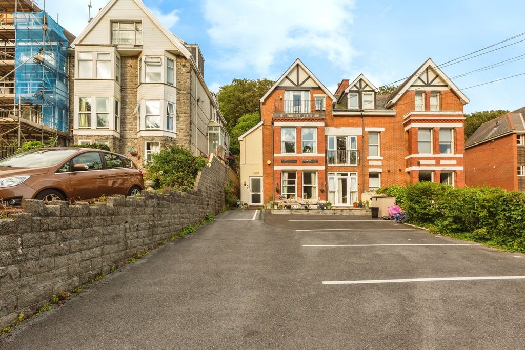 Property photo 2 of 17 Photo